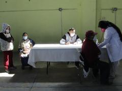 Mesa de toma de signos vitales, Mazatecochco, Puebla. Fotografía: Joshua Vázquez Rugerio.