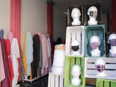 Maniquís con diversos cubrebocas elaborados por una distribuidora de telas, Mazatecochco. Fotografía: Joshua Vázquez Rugerio.