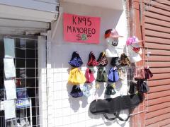 Mostrador de cubrebocas al exterior de la misma boutique, Mazatecochco. Fotografía: Joshua Vázquez Rugerio.