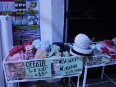 Oferta de cubrebocas en distribuidora de materiales para la maquila, Mazatecochco. Fotografía: Joshua Vázquez Rugerio.