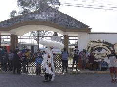 Danzante y espectadores frente a la entrada principal del Panteón Municipal, Carnaval de Papalotla, Puebla. Fotografía: Joshua Vázquez Rugerio.