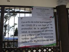 Lona "Con el fin de evitar la propagación del COVID-19...", entrada principal del Panteón Municipal, Carnaval de Papalotla, Puebla. Fotografía: Joshua Vázquez Rugerio.