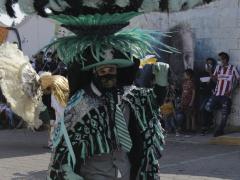Danzante que a su máscara sobrepuso un cubrebocas con el escudo nacional, Carnaval de Papalotla, Puebla. Fotografía: Joshua Vázquez Rugerio.