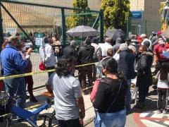 Aglomeración de personas, que no privilegió la sana distancia al iniciar la Segunda Etapa de la Estrategia Nacional de Vacunación para 11 municipios de Tlaxcala. Fotografía: Moisés Morales.