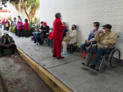 Adultos mayores se inconformaron por la forma en que las "brigadas correcaminos" se organizan para aplicar la vacuna. Fotografía: Moisés Morales.