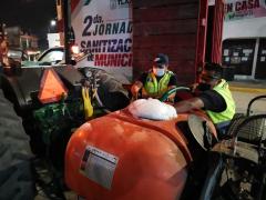 Trabajadores manipulan maquinaria especial para sanitizar las calles. Fotografía: H. Ayuntamiento de Papalotla de Xicohténcatl.