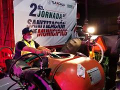 Trabajadores utilizando maquinaria especial para sanitizar las calles. Fotografía: H. Ayuntamiento de Papalotla de Xicohténcatl