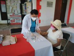 Personal de salud aplica las pruebas. Fotografía: H. Ayuntamiento de Papalotla.