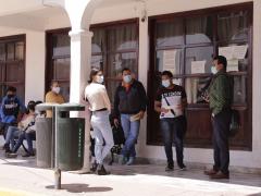 Personas afuera del ayuntamiento esperan su turno de entrar. Fotografía: Joshua Vázquez Rugerio.
