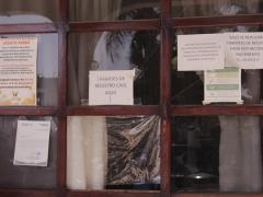 Ventanilla de Registro Civil, protegida con plástico transparente y rodeada de diversos anuncios sobre la pandemia. Fotografía: Joshua Vázquez Rugerio.