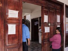 Acceso a la presidencia, solo se permite entrada de uno en uno y también está rodeado de anuncios sobre el coronavirus. Fotografía: Joshua Vázquez Rugerio.