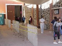 Entrada a la sede de vacunación, Auditorio Municipal de Papalotla, Tlaxcala. Fotografía: Joshua Vázquez Rugerio.