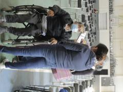 Hombre en silla de ruedas lleva a cabo el registro de vacunación, Papalotla, Tlaxcala. Fotografía: Joshua Vázquez Rugerio.