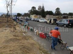 Fila de sillas y de ciudadanos haciendo guardia. Fotografía: El Sol de Tlaxcala.