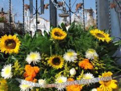 Arreglo floral "En memoria de los accidentados y COVID". Fotografía El Sol de Tlaxcala.