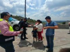 Protección Civil ofrece gel a transeúntes en la calzada que asciende al santuario San Miguel del Milagro. Fotografía: Joshua Vázquez Rugerio.