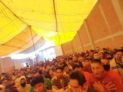Asamblea masiva de comerciantes sin sana distancia y con escaso uso de cubrebocas. Fotografía: Joshua Vázquez Rugerio.