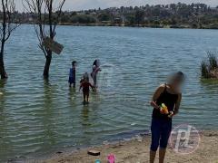Niños jugando en el agua. Fotografía: Jorge Lezama.