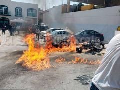 Inconformes encienden fuego frente a la presidencia. Fotografía: Eduardo Tlachi.