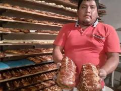 Panadero muestra pan de fiesta que vende casa por casa en Hidalgo. Fotografía: Tomás Baños.