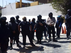 Agentes policiales en la recuperación de la presidencia. Fotografía: Lirio Sánchez.