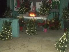 Capilla de la Cruz de Piedra con adornos colocados por los fieles que accedieron al santuario y provocaron el despliegue policial. Fotografía: Manuel López.