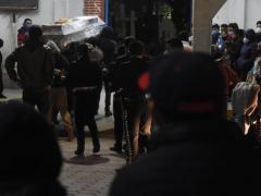 Los familiares más allegados son los únicos encargados de despedir a sus seres queridos que murieron por COVID-19. Fotografía: Everardo Nava.