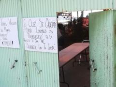 Carteles en zaguán de donde se realizó la fiesta, San Juan Totolac. Fotografía: Pincel De Luz.
