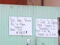 Carteles en zaguán de donde se realizó la fiesta, San Juan Totolac. Fotografía: Pincel De Luz.