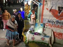Vecinos junto a un altar que colocaron en la esquina de su cuadra, sin sana distancia ni cubrebocas. Fotografía: Joshua Vázquez Rugerio.