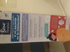 Anuncio "¿Que hacer si acompaña a un paciente en la histación", en la sala de espera, Hospital Bene. Fotografía: Felipe de Jesús Szymanski Martínez.