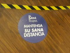 Pegatina Mantenga su sana distancia, Hospital Bene. Fotografía: Felipe de Jesús Szymanski Martínez.