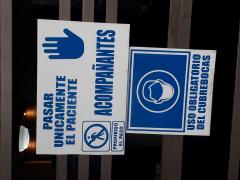 Avisos Pasar únicamente el paciente y Uso obligatorio del cubrebocas, Smile Center, Tampico, Tamaulipas. Fotografía: Felipe de Jesús Szymanski Martínez.