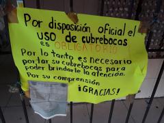 Cartel Por disposición oficial el uso de cubrebocas es obligatorio, Distribuidora de huevo Allende y Garza, Ciudad Madero, Tamulipas. Fotografía: Felipe de Jesús Szymanski Martínez.
