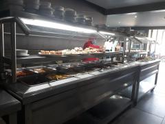 Nuevo buffet donde atiende mesero y utiliza cubrebocas, restaurante "Paraíso", Tampico. Fotografía: Felipe de Jesús Szymanski Martínez