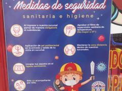 Cartel con medidas de seguridad en la peluquería infantil "La Estanción", Plaza Tres Arcos, Tampico. Fotografía: Felipe de Jesús Szymanski Martínez.