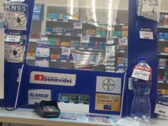 Mámpara divisora entre cliente y depediende, Farmacia Benavides, Colonia Petrolera, Tampico. Fotografía: Felipe de Jesús Szymanski Martínez.