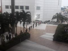 Fila para ingresar y aún se pide respetar las medidas de salubridad, centro comercial ALTAMA, Tampico. Fotografía: Felipe de Jesús Szymanski Martínez.