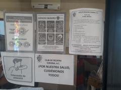Carteles con información de cómo prevenir el COVID-19, Restaurante "El Pelicano". Fotografía: Felipe de Jesús Szymanski Martínez.