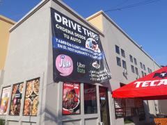 Espectácular con anuncio “Drive thru” para hacer alusión al nuevo autoservicio. Fotografía: Felipe de Jesús Szymanski Martínez.