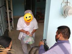 Persona de la tercera edad recibe ayuda. Fotografía: Facebook Junta de Mejoras Chavarrillo.