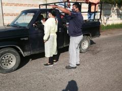 Vecinos de la comunidad de Chavarrillo toman temperatura en el filtro sanitario. Fotografía: Facebook Junta de Mejoras Chavarillo.