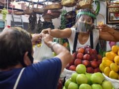 Vendedora de fruta, porta careta. Fotografía: Ayuntamiento de Xalapa.