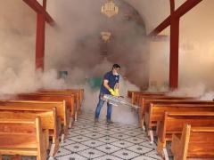 Personal fumiga iglesia, Chavarrillo, Veracruz. Fotografía: Erika Contreras de La Mora.