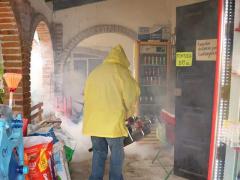 Persona fumiga una tienda, Chavarrillo, Veracruz. Fotografía: Erika Contreras de La Mora.