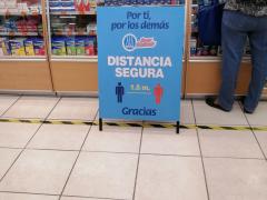Cartel Distancia segura, interior Super Farmacia Guadalajara, Xalapa. Fotografía: Erika Contreras de La Mora.