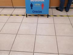 Pegatina en el suelo Distancia segura, para no perder la distancia e ir en dirección correcta, Super Farmacia Guadalajara, Xalapa. Fotografía: Erika Contreras De La Mora.