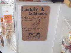 Cartel Cuídate y cuídanos. No comparta su caguama. No se bese con el compadre. Fotografía: Erika Contreras de La Mora.