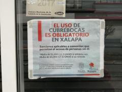 Aviso Sanciones aplicables a comercios que incumplan el uso obligatorio de cubrebocas. Fotografía: Erika Contreras De La Mora.