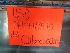 Cartel Uso obligatorio del cubrebocas, tiendita en Chavarrillo, Emiliano Zapata, Veracruz. Fotografía: Erika Contreras de la Mora.